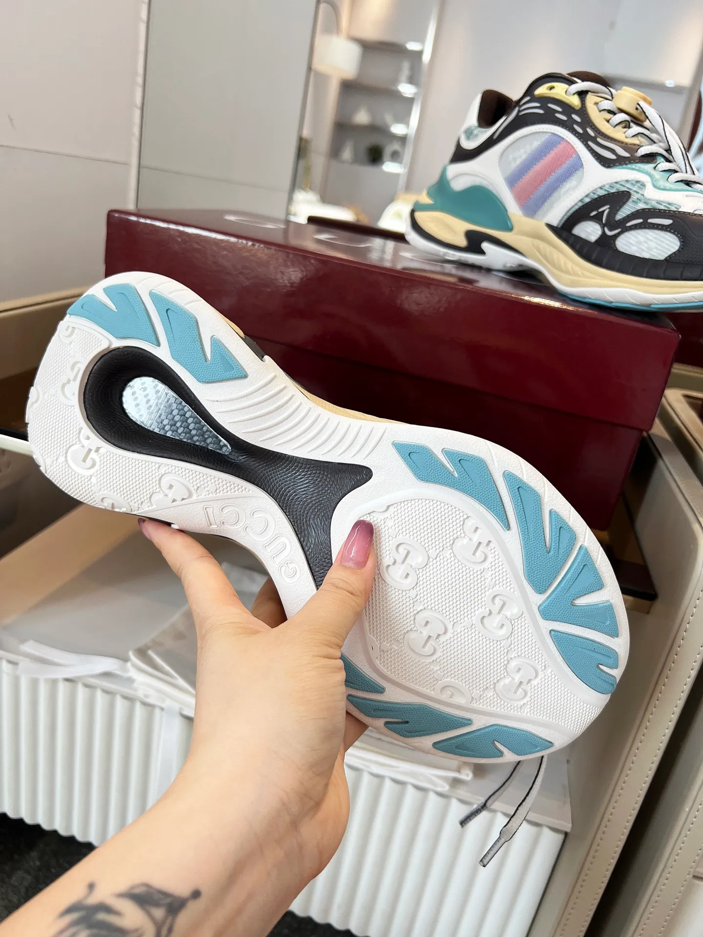 p900💰Men's shoes ❤️Gucci series 2.0 sneakers are made with heavy investment❤️‍🔥❤️‍🔥❤️‍🔥Renewed interpretation of the brand's iconic striped webbing elements😍😍When retro genes collide with futuristic design🎊🎊This new pair of Gucci shoes directly reaches the trend threshold💥 ✔️Color caron contrasting color + classic stripes, GG reflective piping, good visual impact, with high-light filter when out on the street ✔️Multi-layer structure of different materials, mesh breathability, leather shaping, outsole EVA foam and TPU combination😍😍😍Fashion and practicality are both online ✔️ The details are double G midsole + iconic double G lock shoelaces, the retro DNA is crazy and restless, and every step is based on the trendy aesthetic���️❤️❤️❤️ Matching size: Male 39-45